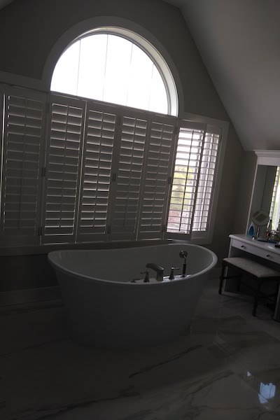 Large ensuite under an arched window
